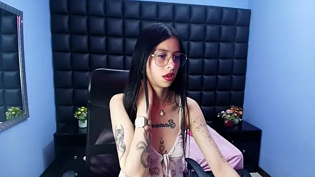 Snapshot of Dulce_Miaa_ chatting on November 2025 04:32:02 PM Dulce Miaa online show from November 2025 04:32:02 PM