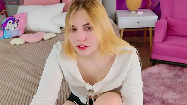 Snapshot of Evie_Vall chatting on October 2025 03:25:02 PM Evie Vall online show from October 2025 03:25:02 PM