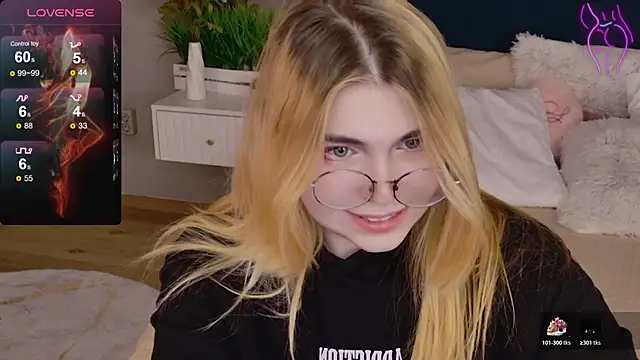 Snapshot of Evie_Vall chatting on November 2025 03:34:02 PM Evie Vall online show from November 2025 03:34:02 PM