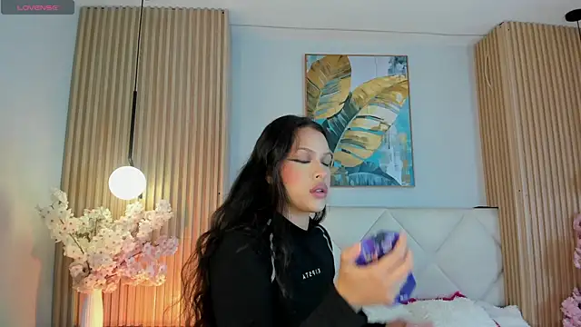 Mila Hank  online show from May 2026 12:33:01 PM