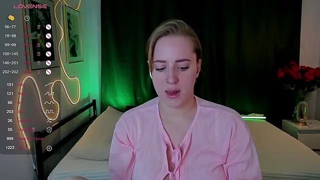 Snapshot of Alice_Cire chatting on December 2025 02:04:01 PM Alice Cire online show from December 2025 02:04:01 PM