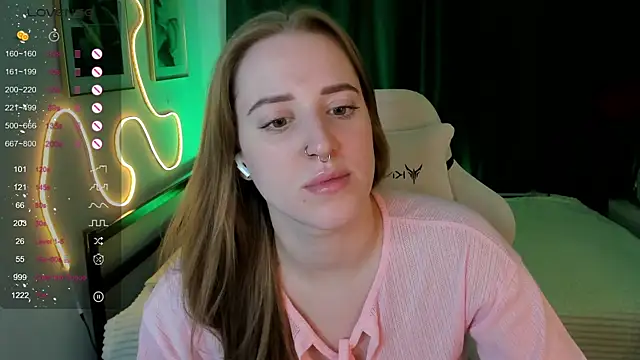 Snapshot of Alice_Cire chatting on December 2025 02:34:01 PM Alice Cire online show from December 2025 02:34:01 PM