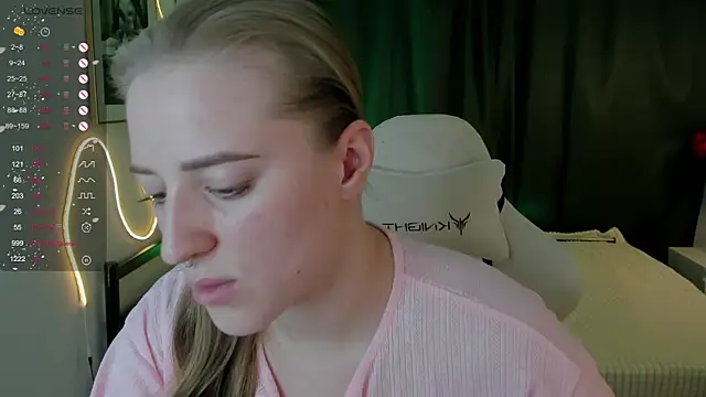 Snapshot of Alice_Cire chatting on December 2025 02:24:02 PM Alice Cire online show from December 2025 02:24:02 PM