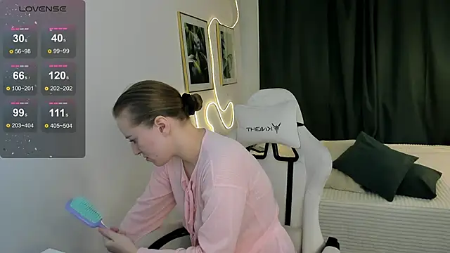 Snapshot of Alice_Cire chatting on January 2026 05:18:01 PM Alice Cire online show from January 2026 05:18:01 PM