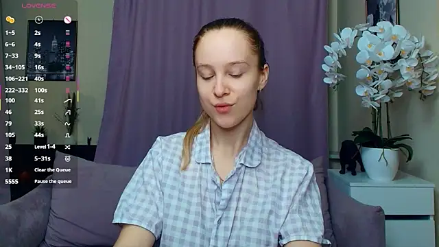 SoonMoor online show from April 2026 07:33:02 PM