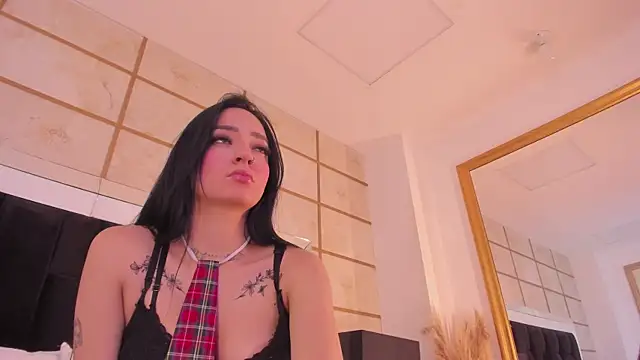 Snapshot of RoxyLior chatting on December 2025 03:59:01 AM RoxyLior online show from December 2025 03:59:01 AM