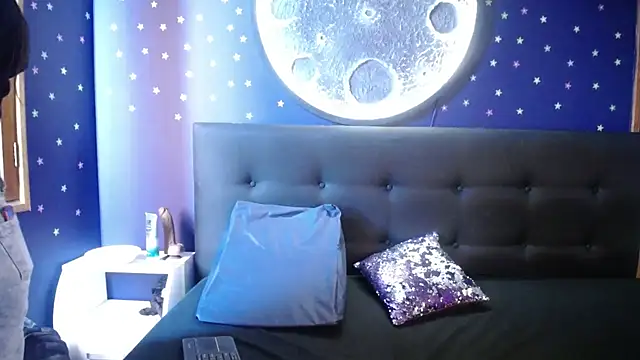 Olivia11  online show from September 2025 01:00:01 PM