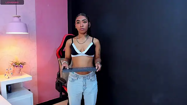 Snapshot of SkylerBloomm chatting on October 2025 02:22:02 AM SkylerBloomm online show from October 2025 02:22:02 AM