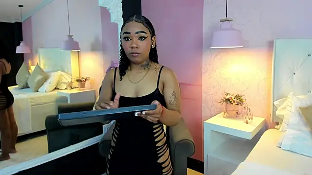 SkylerBloomm online show from November 2025 02:04:02 AM