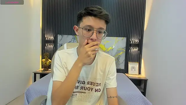 SantiagoRusso18 online show from September 2025 12:37:01 PM