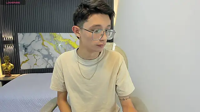 SantiagoRusso18 online show from September 2025 01:10:01 PM