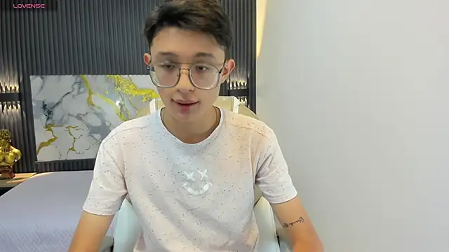 SantiagoRusso18 online show from September 2025 12:06:01 PM