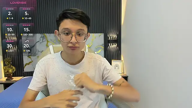 SantiagoRusso18 online show from September 2025 12:32:01 PM