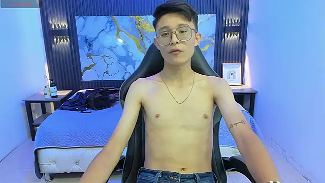 SantiagoRusso18 online show from February 2026 07:06:02 PM