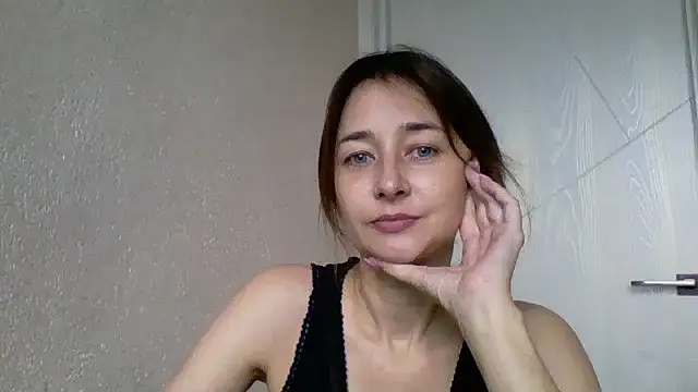 Snapshot of Avenique chatting on October 2025 01:20:01 PM Avenique online show from October 2025 01:20:01 PM