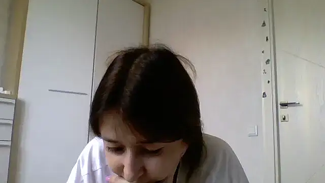 Snapshot of Avenique chatting on October 2025 11:42:01 AM Avenique online show from October 2025 11:42:01 AM