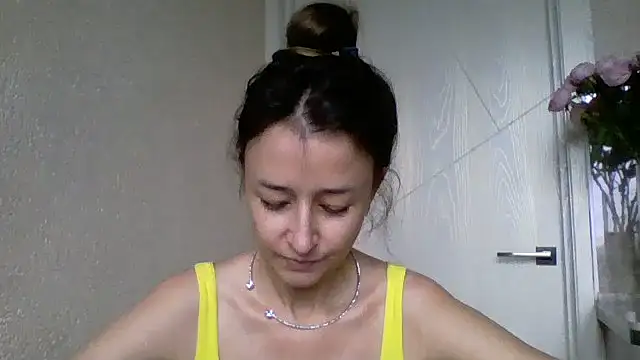 Snapshot of Avenique chatting on October 2025 10:48:01 AM Avenique online show from October 2025 10:48:01 AM