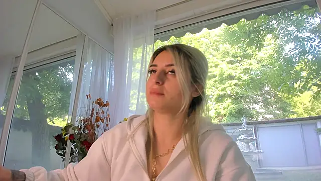 Ella Vee online show from May 2026 05:25:01 AM
