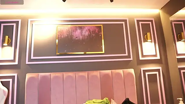 Tayler Kim online show from November 2025 04:16:01 PM