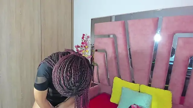 MaraKarly online show from October 2025 07:45:01 PM