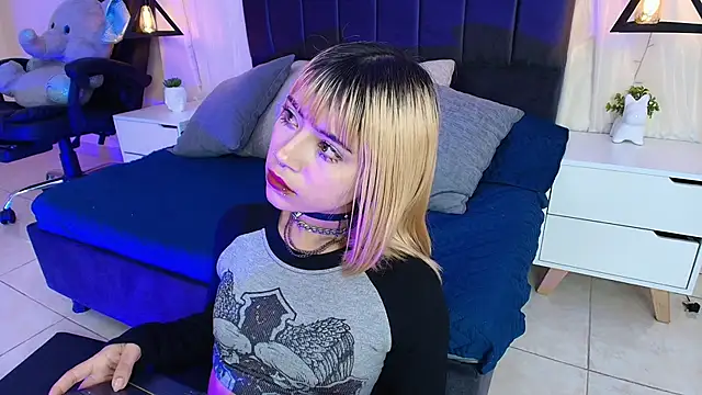 Snapshot of IvyBelle_ chatting on September 2025 12:18:01 PM IvyBelle online show from September 2025 12:18:01 PM