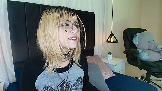 Snapshot of IvyBelle_ chatting on October 2025 11:44:01 AM IvyBelle online show from October 2025 11:44:01 AM