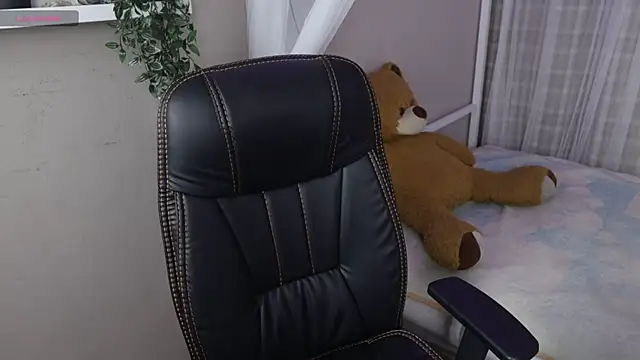 Snapshot of Mystic_blue chatting on November 2025 12:49:01 PM Mystic blue online show from November 2025 12:49:01 PM