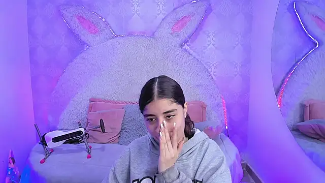 Gaby louse online show from April 2026 07:18:02 PM