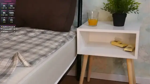 Snapshot of HollieCollelo chatting on February 2026 07:51:01 AM HollieCollelo online show from February 2026 07:51:01 AM