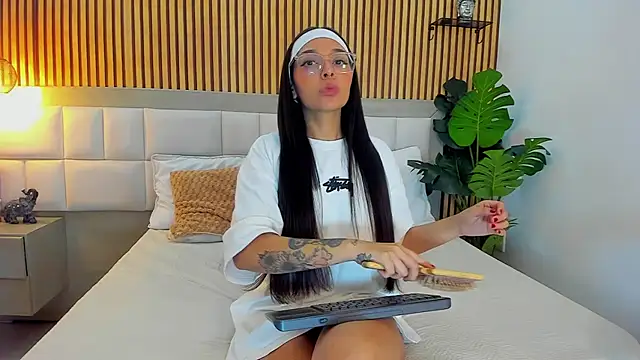 Roseaurora online show from November 2025 12:37:02 PM