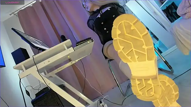 Snapshot of CruelSiren chatting on October 2025 05:28:01 AM CruelSiren online show from October 2025 05:28:01 AM