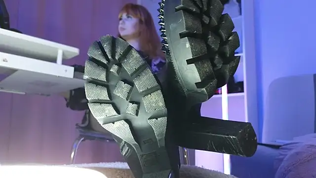 Snapshot of CruelSiren chatting on December 2025 06:19:01 AM CruelSiren online show from December 2025 06:19:01 AM