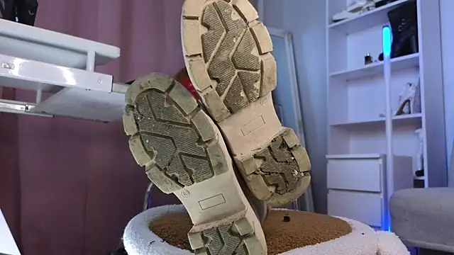 Snapshot of CruelSiren chatting on December 2025 09:56:01 PM CruelSiren online show from December 2025 09:56:01 PM