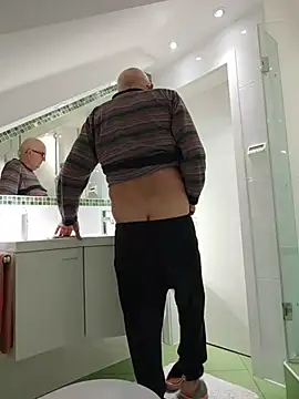 Oldmenhot66 online show from February 2026 05:23:01 AM