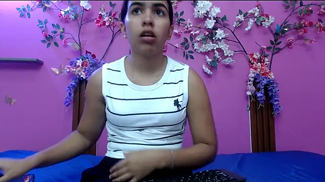 skinnysofia18 online show from May 2026 02:34:02 PM