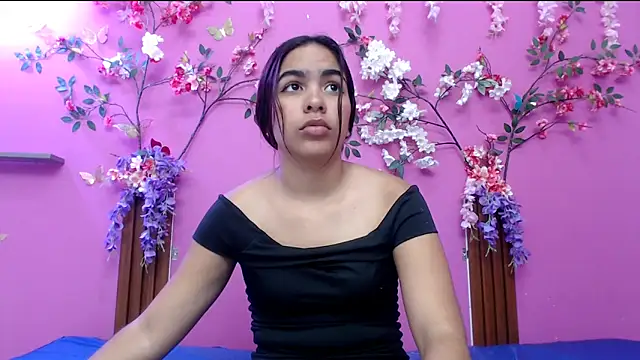 Snapshot of skinnysofia18 chatting on May 2026 02:14:01 PM skinnysofia18 online show from May 2026 02:14:01 PM