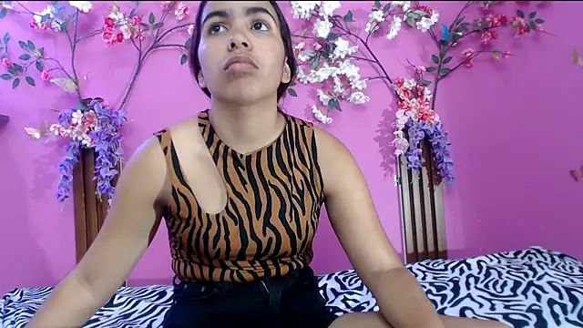 Snapshot of skinnysofia18 chatting on June 2026 02:08:02 PM skinnysofia18 online show from June 2026 02:08:02 PM