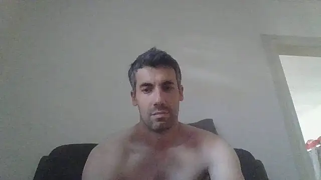 JulioIsHere4you online show from May 2026 09:47:01 AM