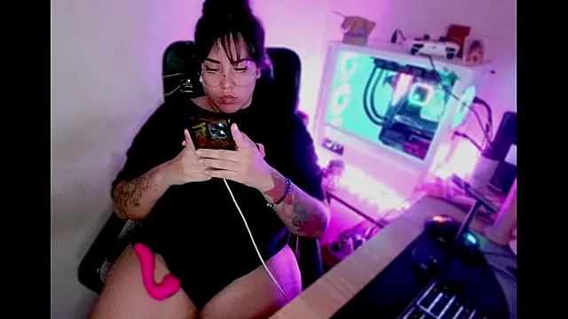 Snapshot of PinkDenial chatting on September 2025 04:36:02 AM PinkDenial online show from September 2025 04:36:02 AM