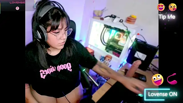 Snapshot of PinkDenial chatting on November 2025 03:09:02 AM PinkDenial online show from November 2025 03:09:02 AM