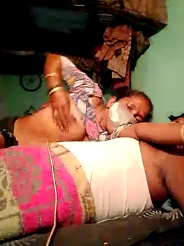 Snapshot of CUTE-004 chatting on October 2025 03:43:01 PM CUTE-004 online show from October 2025 03:43:01 PM