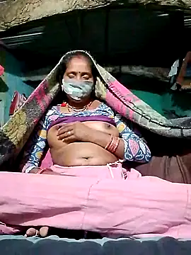 Snapshot of CUTE-004 chatting on November 2025 04:25:01 PM CUTE-004 online show from November 2025 04:25:01 PM