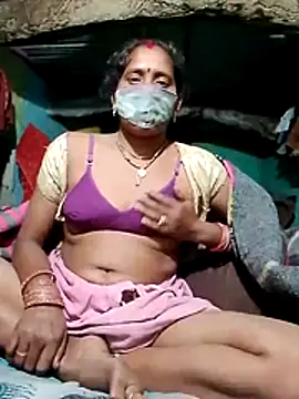 Snapshot of CUTE-004 chatting on November 2025 06:10:02 PM CUTE-004 online show from November 2025 06:10:02 PM