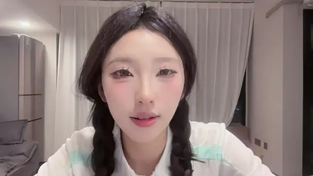 Snapshot of ZhaoZhao-ZM chatting on September 2025 01:23:02 PM ZhaoZhao-ZM online show from September 2025 01:23:02 PM