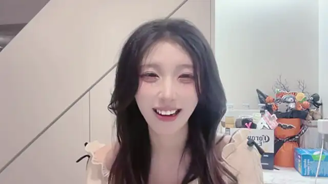 Snapshot of ZhaoZhao-ZM chatting on December 2025 01:50:02 PM ZhaoZhao-ZM online show from December 2025 01:50:02 PM