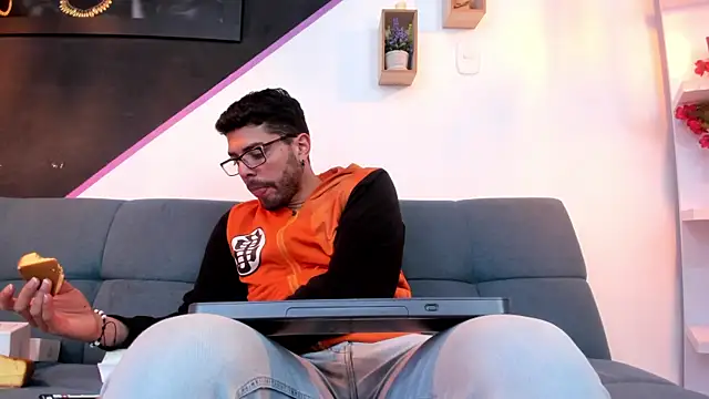 Snapshot of DanteWinter chatting on October 2025 03:25:03 AM DanteWinter online show from October 2025 03:25:03 AM