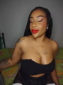 Snapshot of Queen_Amara chatting on May 2026 04:10:01 AM Queen Amara online show from May 2026 04:10:01 AM