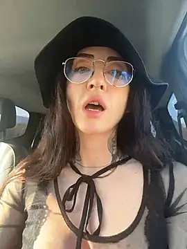 nikkaanderic online show from March 2026 03:17:01 PM