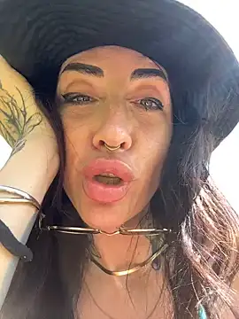 nikkaanderic online show from May 2026 01:20:02 PM
