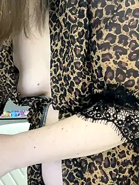 Snapshot of Risky-Flower chatting on December 2025 06:47:02 PM Risky-Flower online show from December 2025 06:47:02 PM